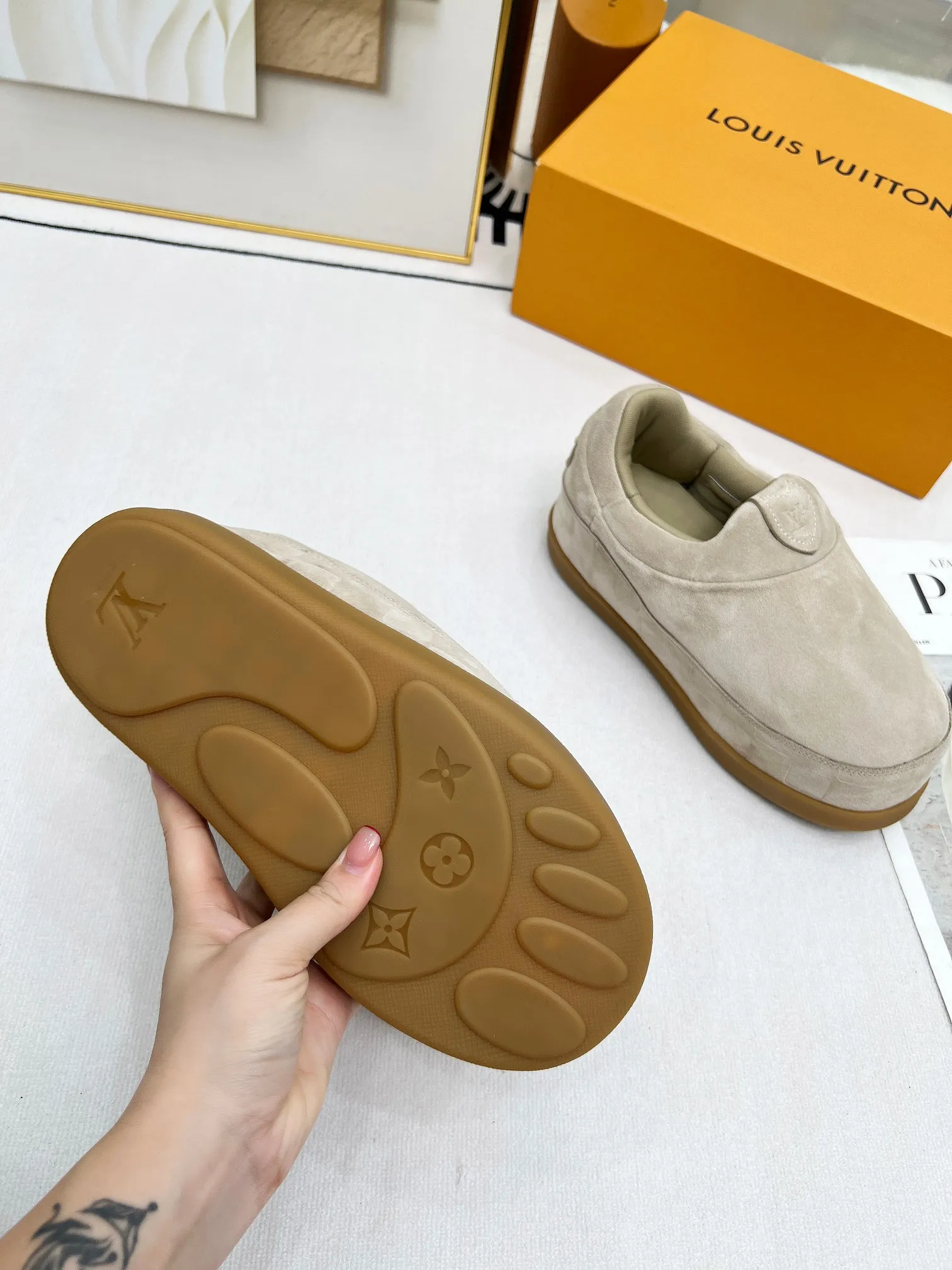 👟👟Ex-factory price 660👟👟 louis vuitton (Louis Vuitton/lv)🔍Autumn and winter~Ugly little chubby, new shoe style YETI🔥🔥🔥🔥 Super street-style bread shoes are here! ! ! Chubby is so cute~💞 What a great tool for showing off slim legs! The inner height is increased by 5 cm, the legs are longer and thinner, and the beef tendon bottom is super comfortable, suitable for couples 💞💞💞💞 Fabric: imported high mercerized ox velvet embossed craftsmanship Number of yards: 35-45 yards (46🉑custom-made, non-returnable)